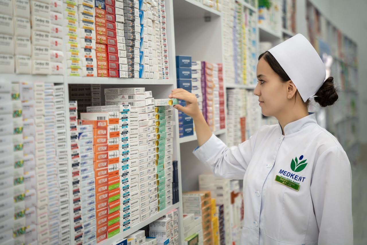 Medkent pharmacist at the shelves